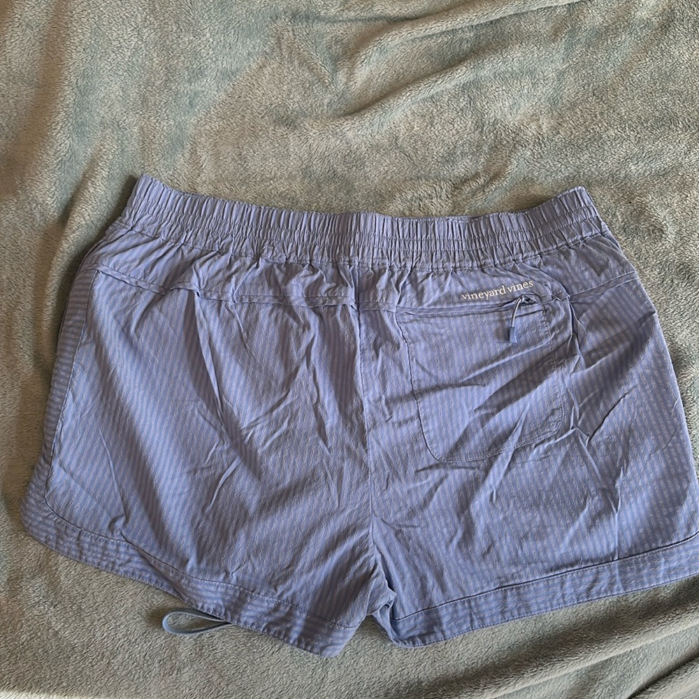 Vineyard vines blue shorts with pockets